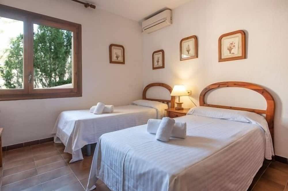 R84 Villa con Piscina y pista de Tenis in Segur de Calafell, Calafell