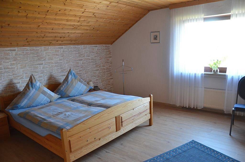 Ganze Ferienwohnung, 4-Bett-Ferienwohnung mit Balkon in Kalt, Osteifel