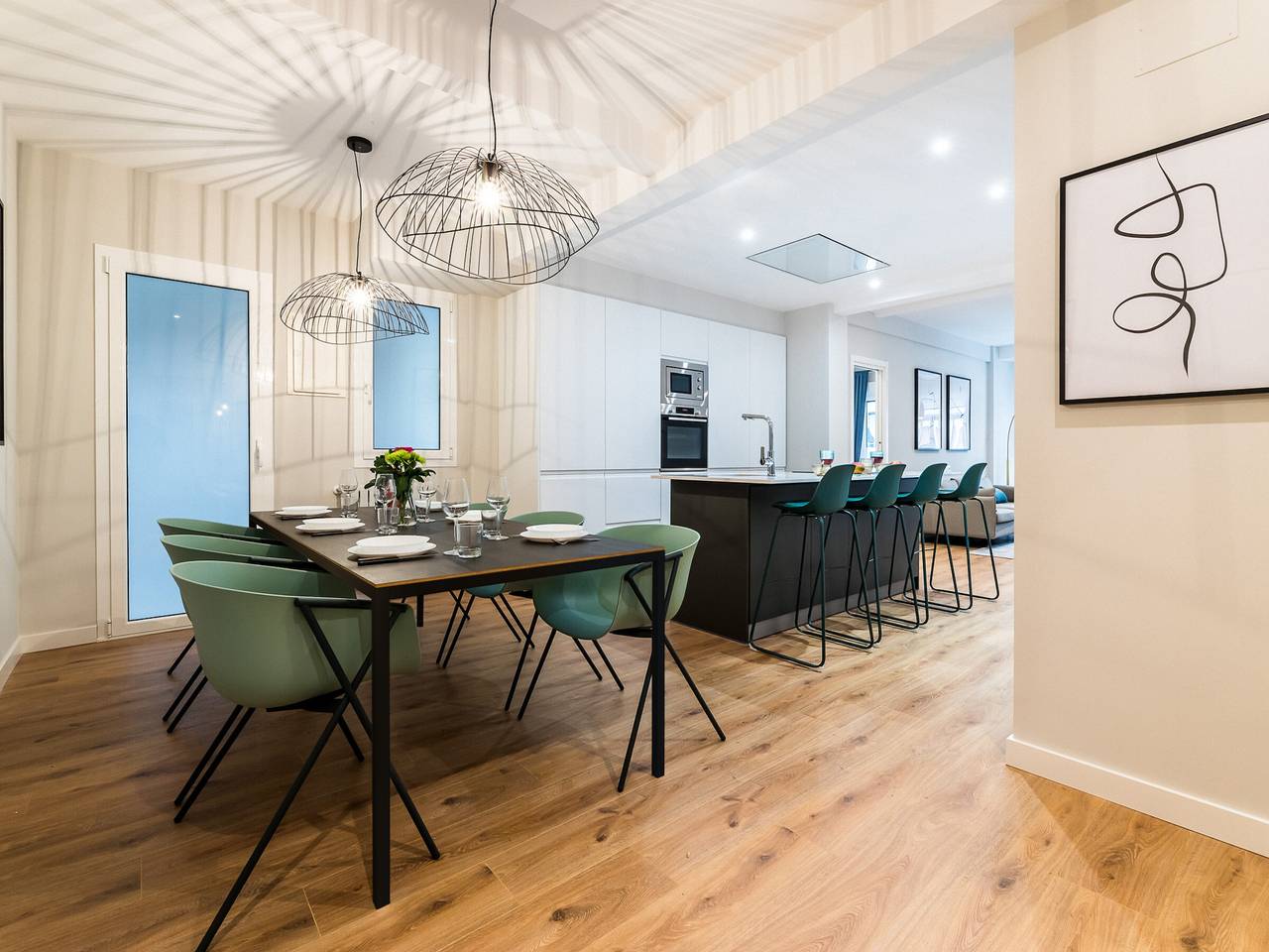 Entire apartment, Spacious apartment in the heart of San Sebastián, perfect for city and beach exploration in Zurriola (San Sebastian), San Sebastian