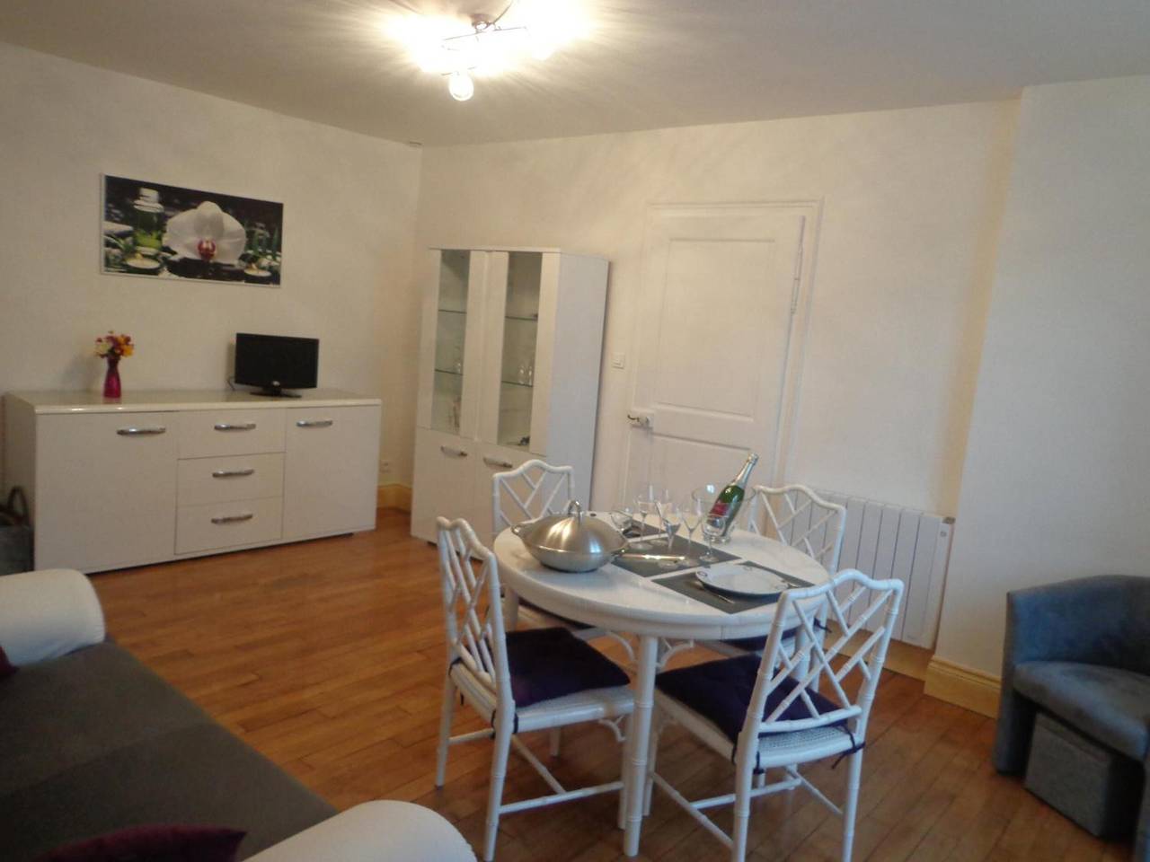 Ganze Wohnung, Apartment „Gîte De La Petite Croix Blanche“ mit Wlan in Les Riceys, Aube