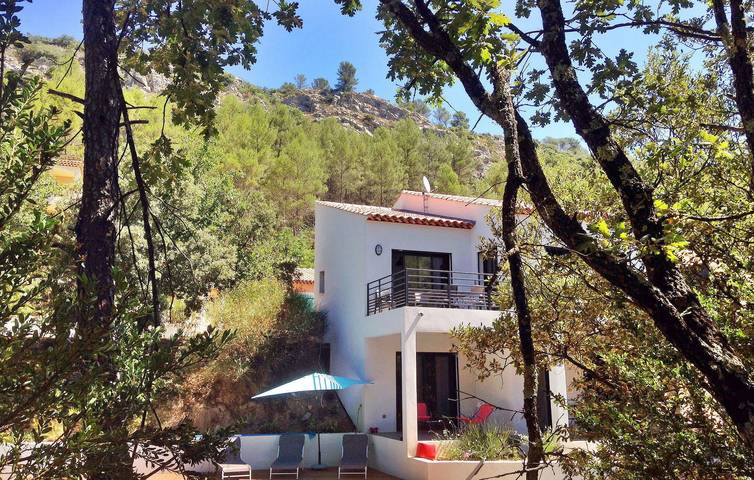 Gîte pour 8 personnes, avec terrasse à Vins-sur-Caramy