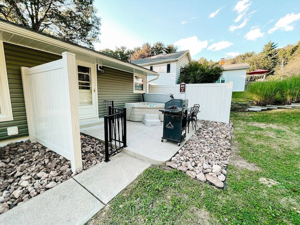 2 Br home with Hot-Tub! Quiet, dead end street in Holmes County