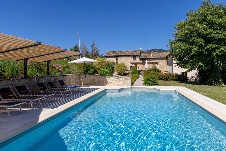 Location de vacances pour 12 personnes, avec Balcon et Terrasse ainsi que Jardin et Piscine à Force