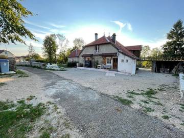 Gîte pour 12 personnes, avec terrasse, animaux acceptés dans le Jura