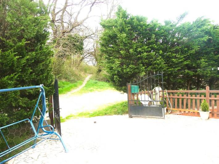 Gîte pour 5 personnes, avec terrasse ainsi que vue et piscine, animaux acceptés à Taluyers - 3