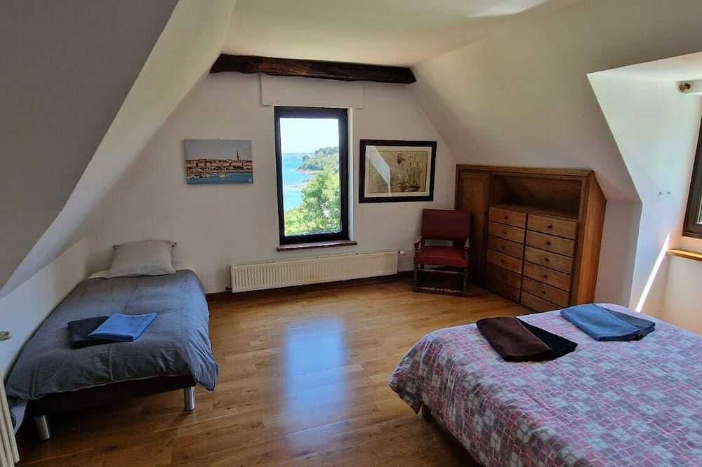 Villa mit Strandblick am Ende des Gartens, überdachter Pool, ganzjährig beheizt in Lanmodez, Rosa Granitküste