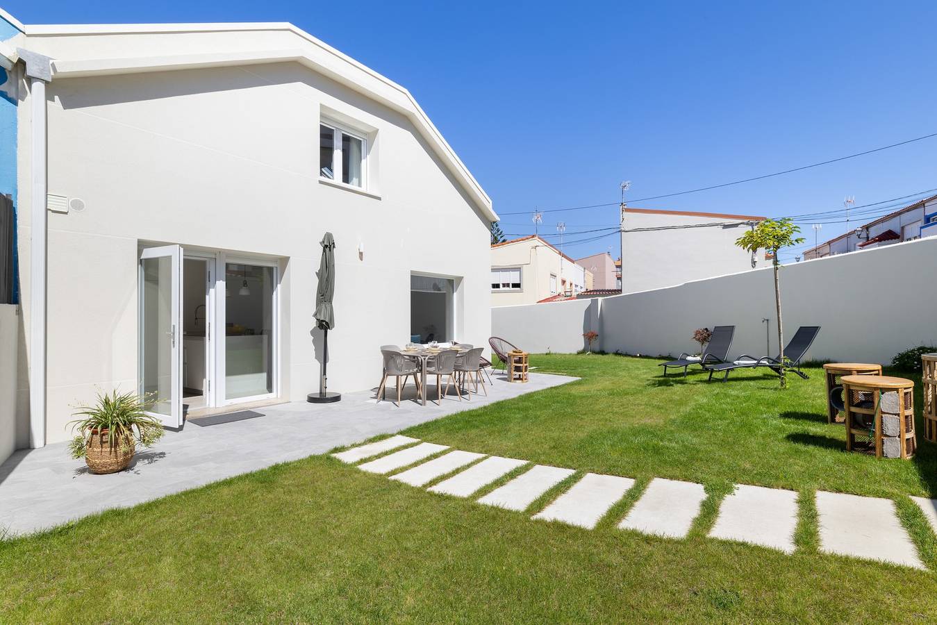 Grandma’s House – Renovated Seaside Home in Central Muxía with Garden & Parking