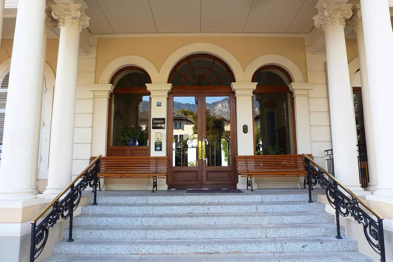 Entire apartment, In ancient palace near the Thermes Chevalley, beautiful views of town and lake, quiet! in Aix-les-Bains, Chambéry region