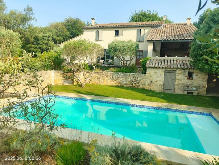 Gîte pour 2 personnes, avec vue ainsi que piscine et jardin à Arpaillargues-et-Aureillac