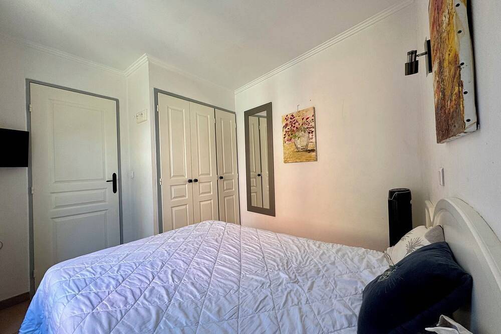 Appartement entier, Appartement Rez de Jardin, Village Vacances, Piscines, Tennis in Grimaud, Côte méditerranéenne (France)