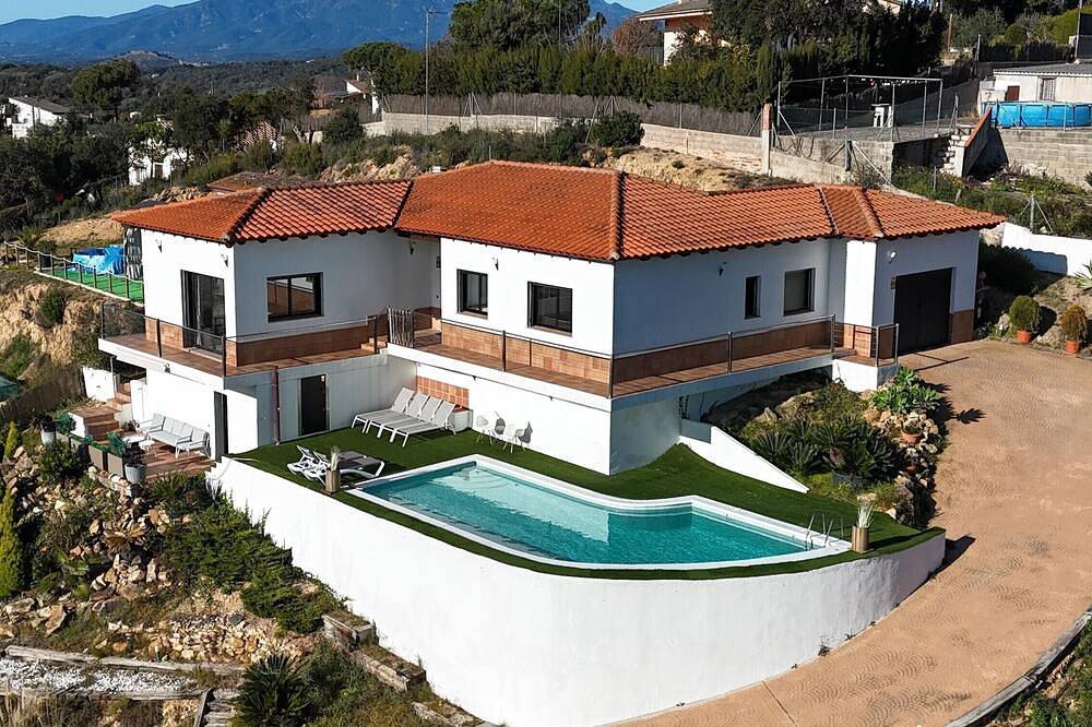 Spacious Villa with Private Pool & Gym – less than 20 min from Beach in Massanet de la Selva, Costa Brava