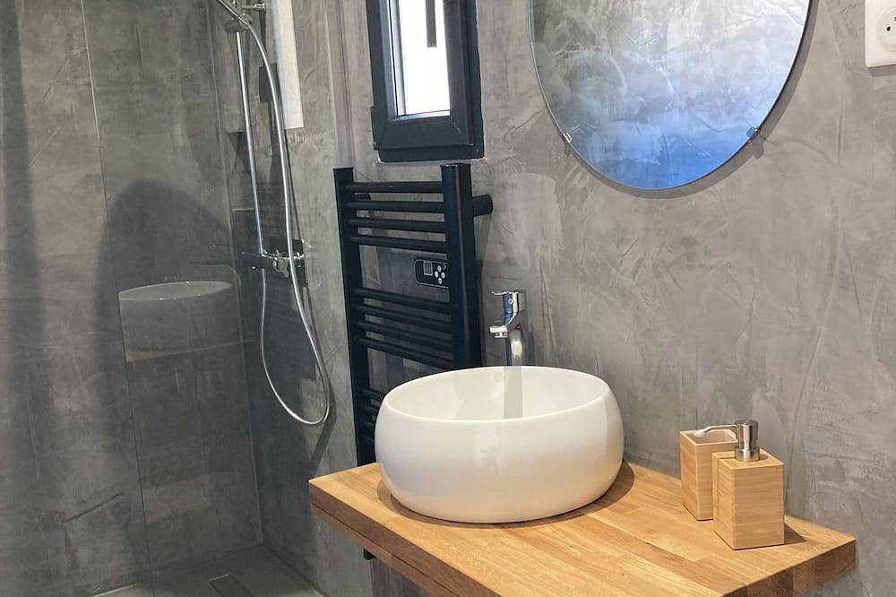 Chambre avec salle de bain, toilettes et terrasse à 200m du Golf de Saumane in Saumane-de-Vaucluse, Vaucluse