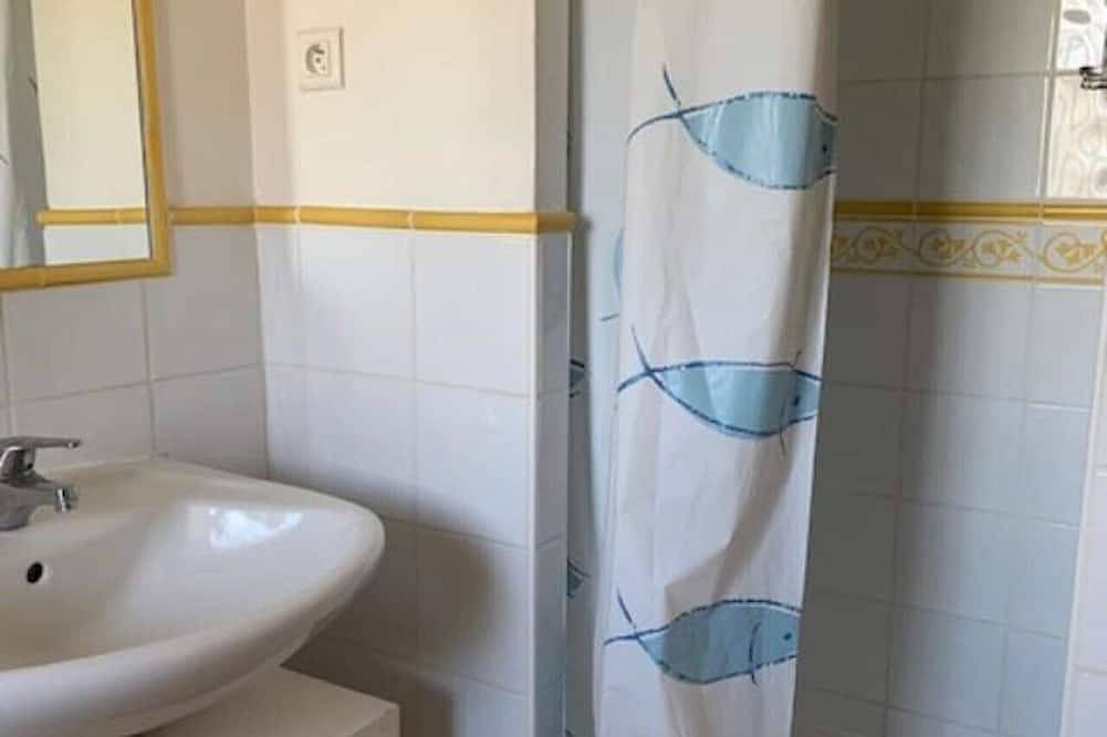 Appartement entier, Gites pour 2 personnes avec piscine et parking privé gratuit in Carpentras, Parc naturel régional du Mont-Ventoux