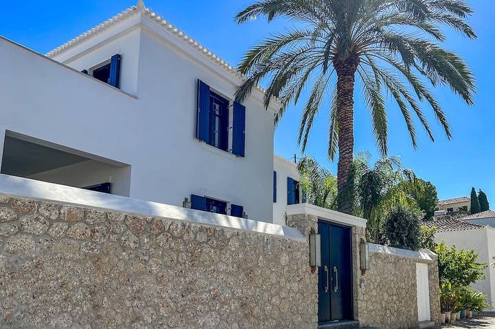 Holiday rental for 16 people, with balcony and pool as well as garden in Spetses