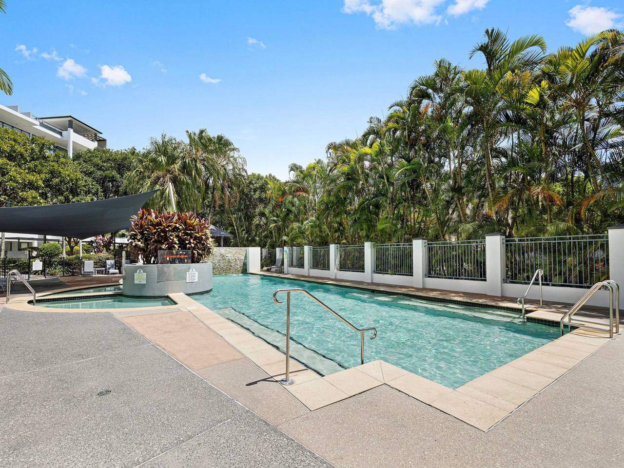 Hel lejlighed, Beachside 2-Bed with Pools, Gym, Bbq and Parking in Alexandra Headland, Sunshine Coast
