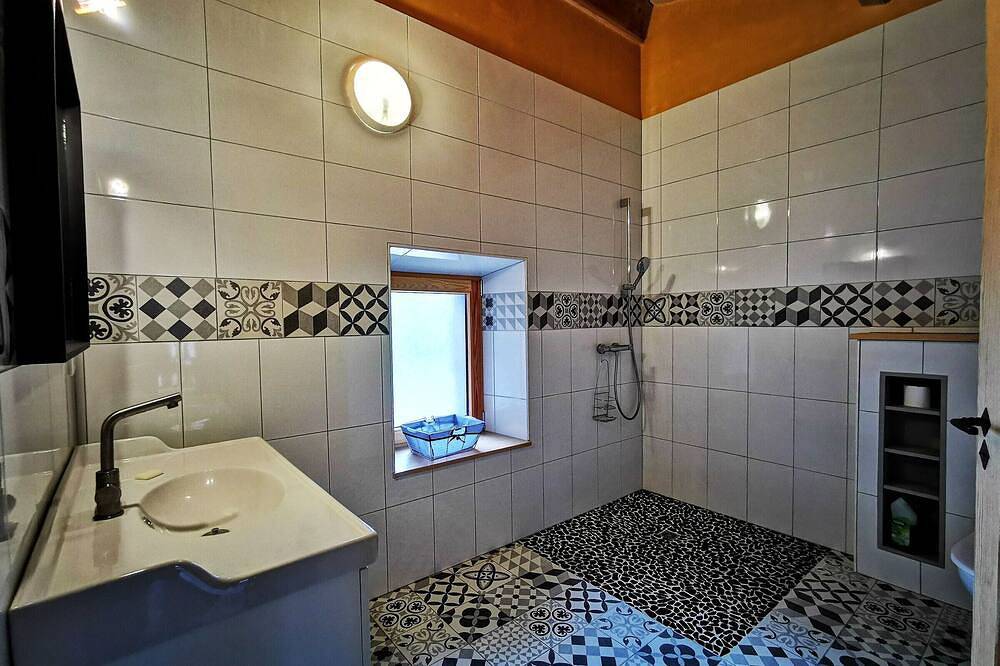 Gîte confortable près de la Cascade de la Beaume avec terrasses et parking privatif in Solignac-sur-Loire, Haute-Loire