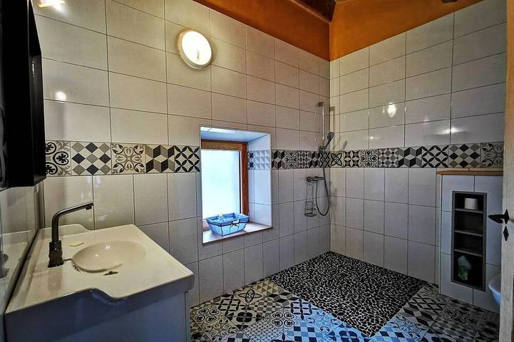 Gîte confortable près de la Cascade de la Beaume avec terrasses et parking privatif in Solignac-sur-Loire, Haute-Loire