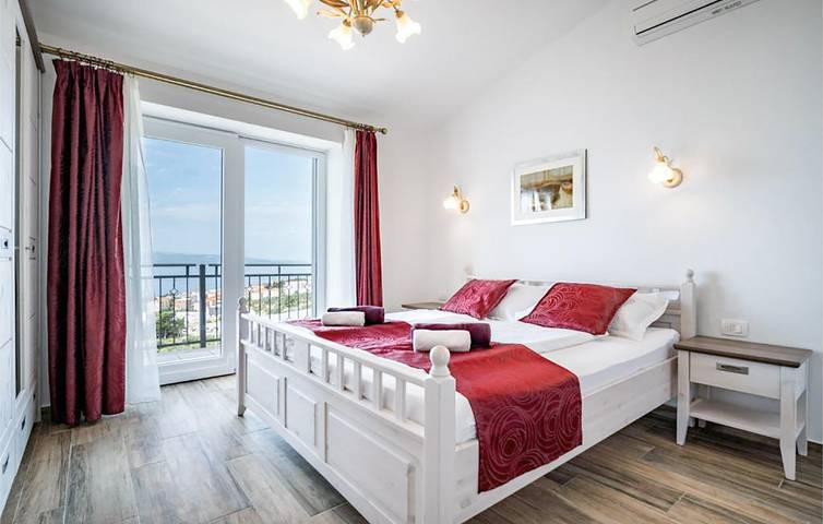 Gemütliche Ferienwohnung mit Pool, WLAN und Küche in der Nähe der Sehenswürdigkeiten von Makarska in Makarska, Makarska Riviera