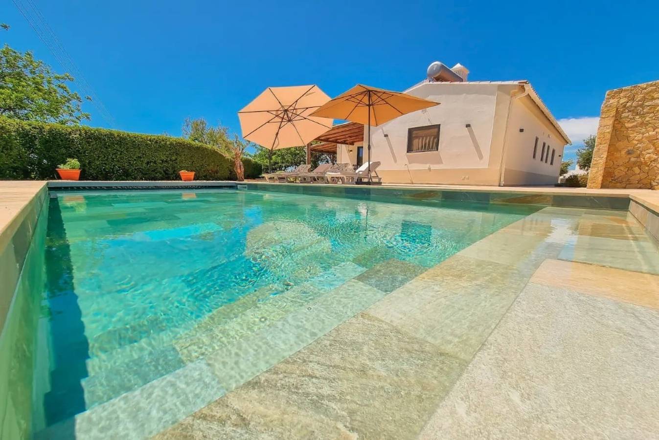 Villa "Casa das Andorinhas" com Vista para a Montanha, Piscina Privada Aquecida e Wi-Fi in Santa Bárbara de Nexe, Faro