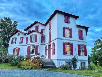 Chambre d’hôte pour 2 personnes, avec vue ainsi que piscine et jardin à Ossès