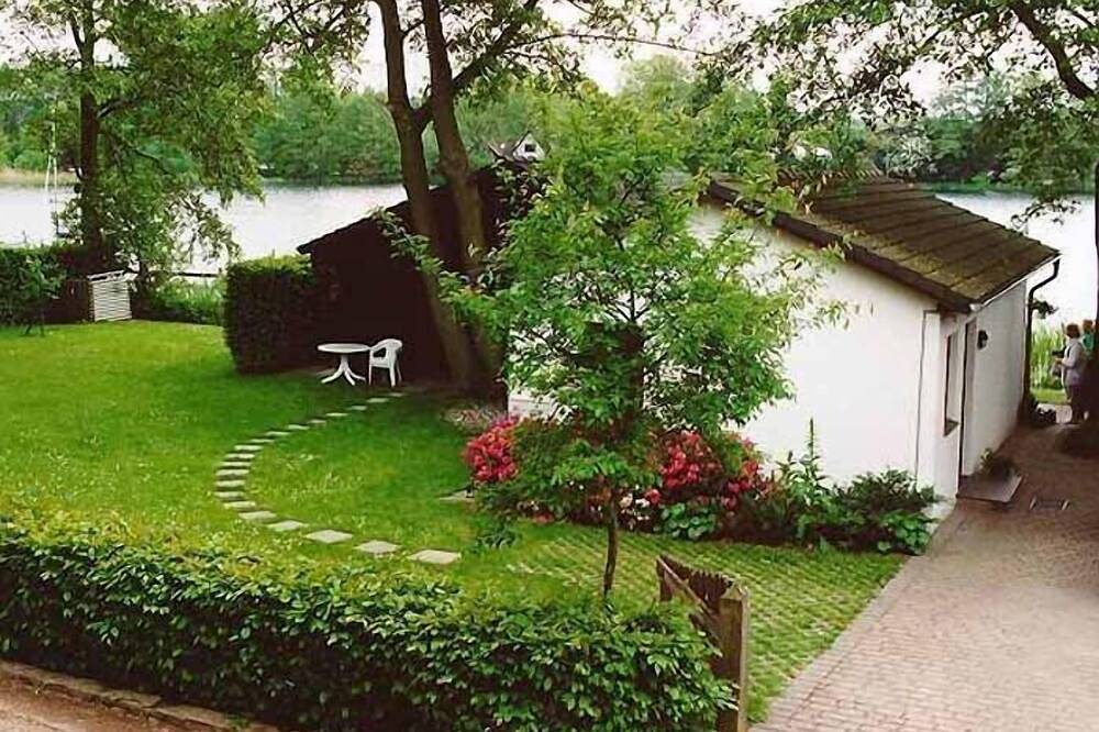 Idyllisches Ferienhaus in Timmdorf auf Seegrundstück mit eigenem Seezugang in Malente, Südliche Ostseeküste