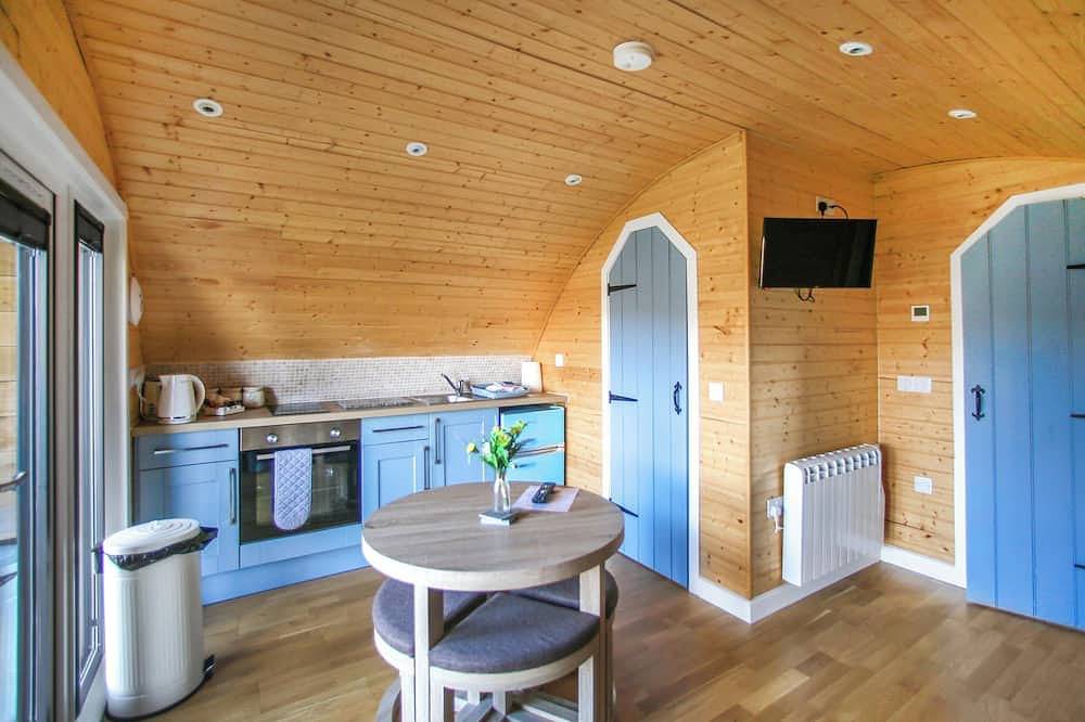 A good sized, dog friendly pod with silent surroundings. in Highlands