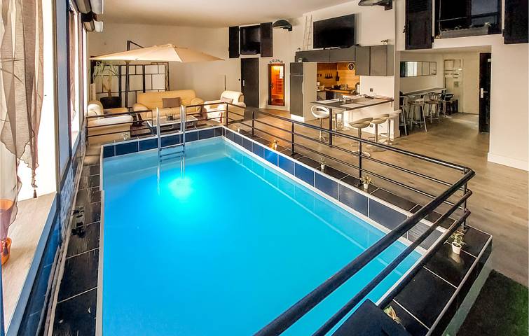 Gîte pour 10 personnes, avec sauna ainsi que piscine et terrasse, adapté aux familles à Saint-Bonnet-le-Château - 2