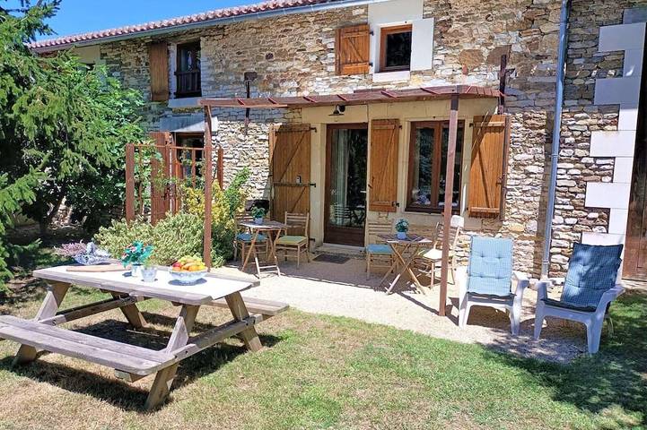 Gîte pour 4 personnes, avec Terrasse ainsi que Jardin et Piscine