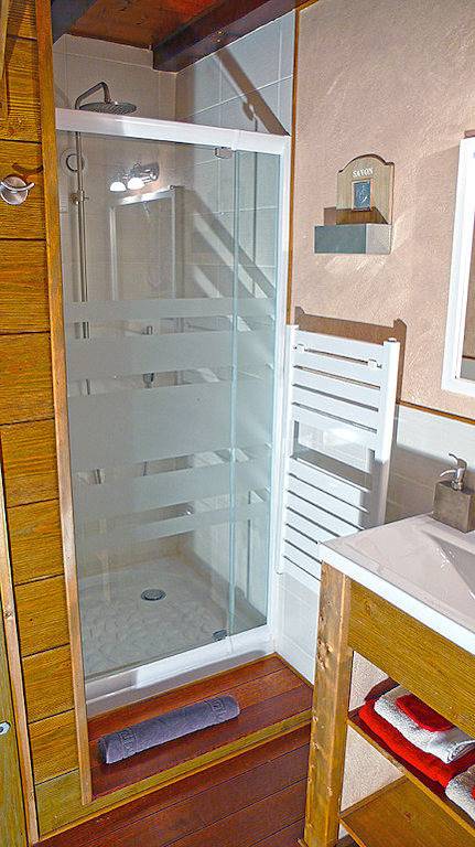 L'Ourserie - Chambre simple en étage, douche, avec petit déj. in Saint-Paul-en-Chablais, Région de Thonon-les-Bains