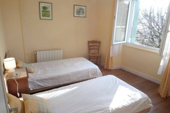 Gîte pour 6 personnes, avec jardin et balcon, animaux acceptés à Les Salles-Lavauguyon - 4