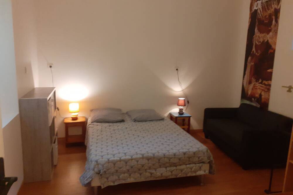 Entire apartment, Small rental close to town center in Cahors, Lot