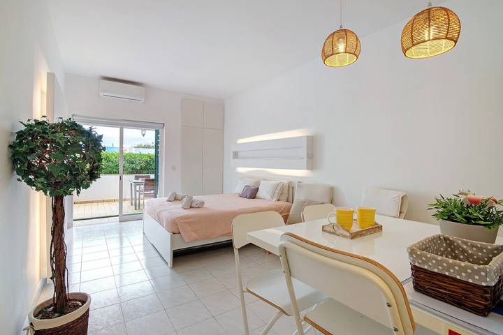 Apartamento para 3 personas, con piscina para niños además de balcón y jardín en Quarteira