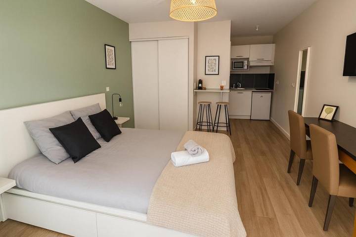 Gîte pour 2 personnes, avec piscine et jardin à Éguilles