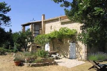 Location de vacances pour 8 personnes, avec jardin à Revest-des-Brousses