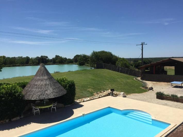 Location de vacances pour 6 personnes, avec Terrasse et Jardin ainsi que Piscine et Vue sur le lac à La Trimouille