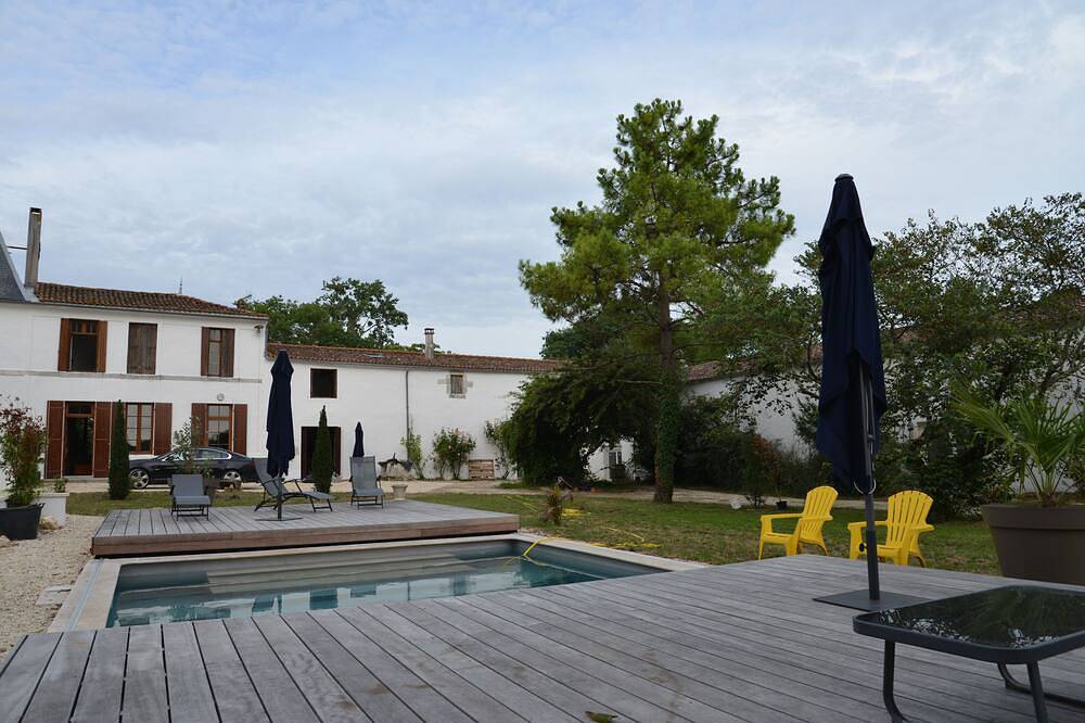 Gite Fremigere - 4* - 6 Bedrooms -Campagne-Mer-Piscine - sleeps 14-15 in Sainte-Gemme, Région de Saintes