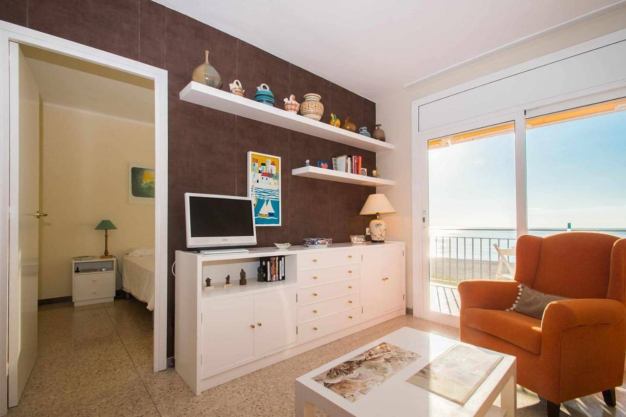 Ganze Wohnung, Apartment mit Meerblick, Terrasse und direkt am Strand in Canet de Mar, Costa del Maresme