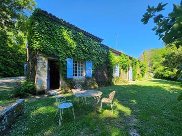 Gîte pour 3 personnes, avec jardin et vue, adapté aux familles à Courpiac