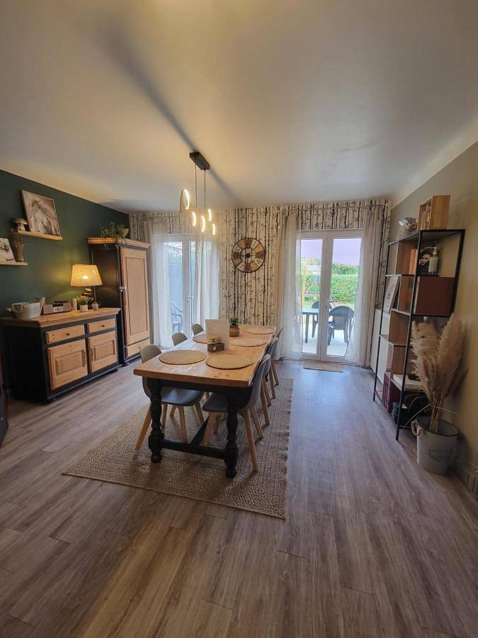 Location de vacances pour 7 personnes, avec Terrasse ainsi que Jardin et Piscine dans Celon