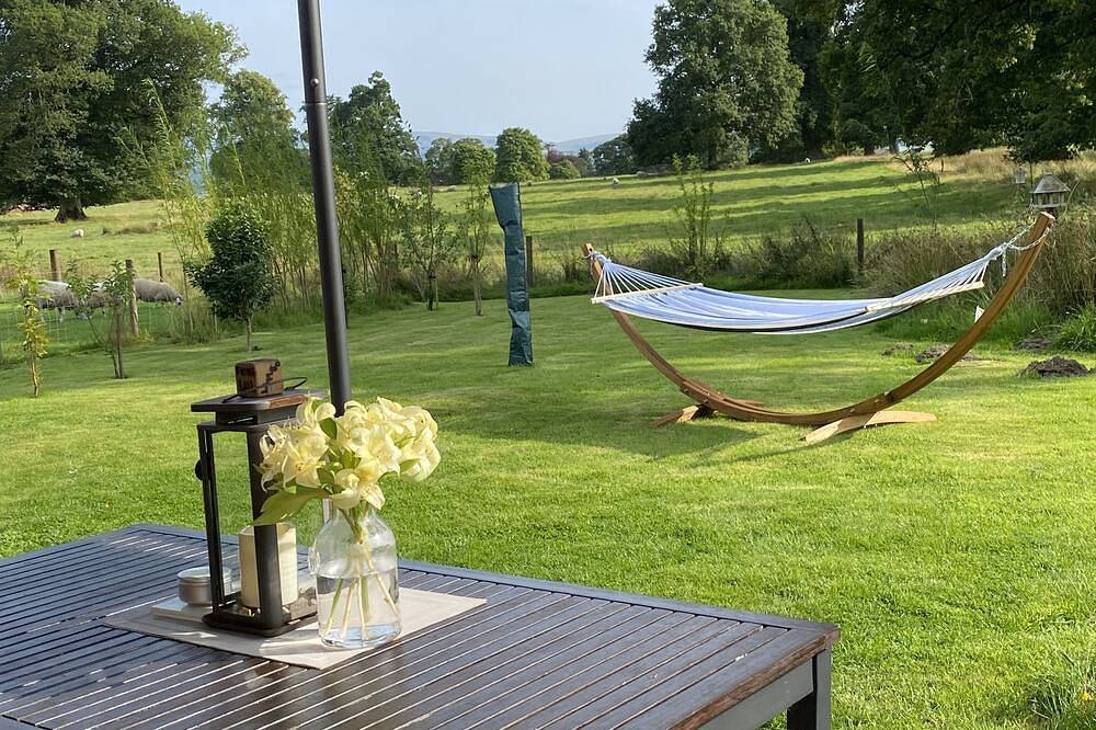 Luxurious shepherds hut with hot tub and pizza oven in the Scottish Trossachs in Stirling region