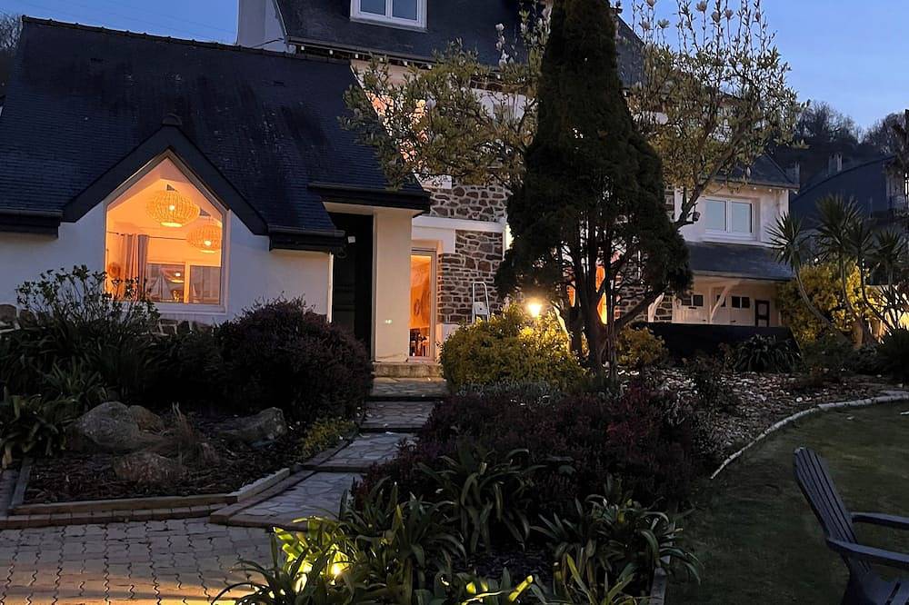 Magnifique maison bord de mer 12 pers /jacuzzi in Les Rosaires, Plérin