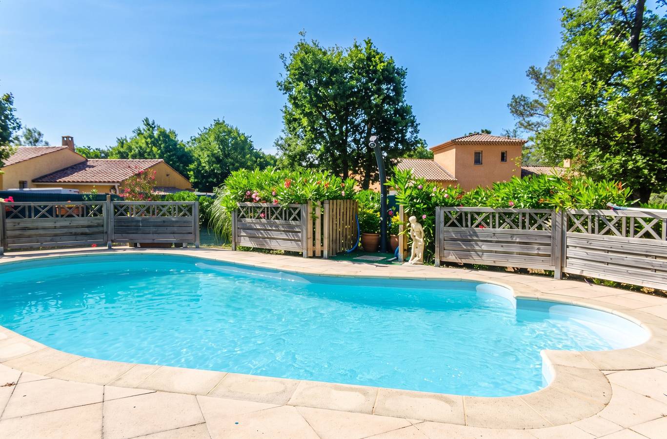 Appartement entier, Appartement charmant au Luc avec piscine partagée, 42 m² in Le Luc, Région de Draguignan