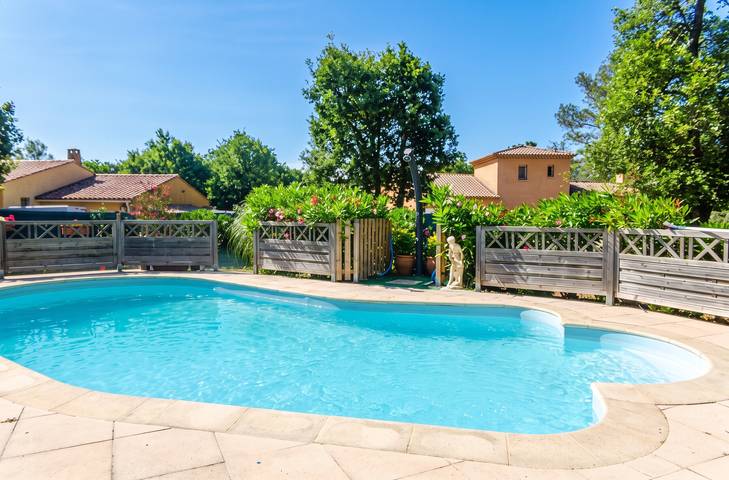 Appartement entier, Appartement charmant au Luc avec piscine partagée, 42 m² in Le Luc, Région de Draguignan