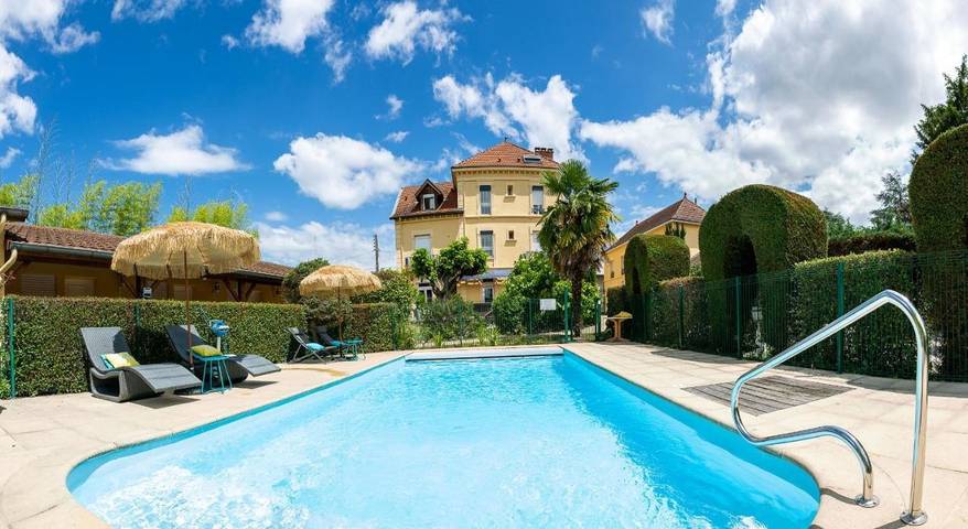 Hôtel pour 2 personnes, avec terrasse et jardin ainsi que jacuzzi et piscine dans Domarin