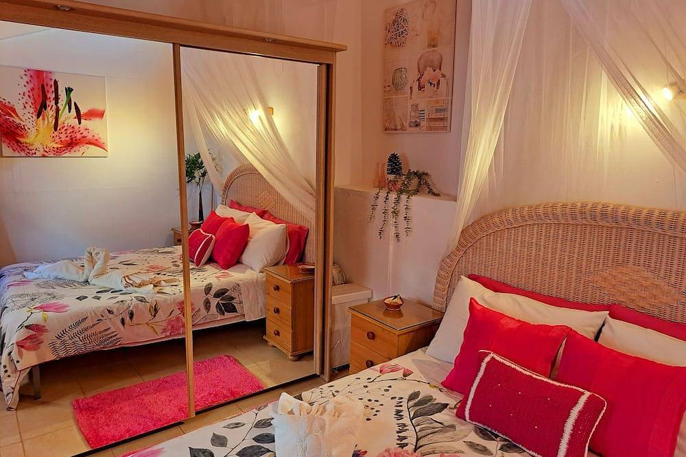 Cosy country cottage with  plunge pool & bbq set in the peaceful countryside, in São Bartolomeu de Messines, Faro Distrikt