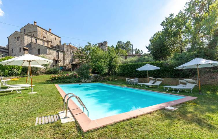 Accogliente rifugio con parcheggio, fossa per il fuoco e piscina in Todi, Perugia e dintorni
