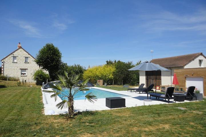 Maison de vacances pour 4 personnes, avec terrasse ainsi que piscine et jardin à Châteauvieux