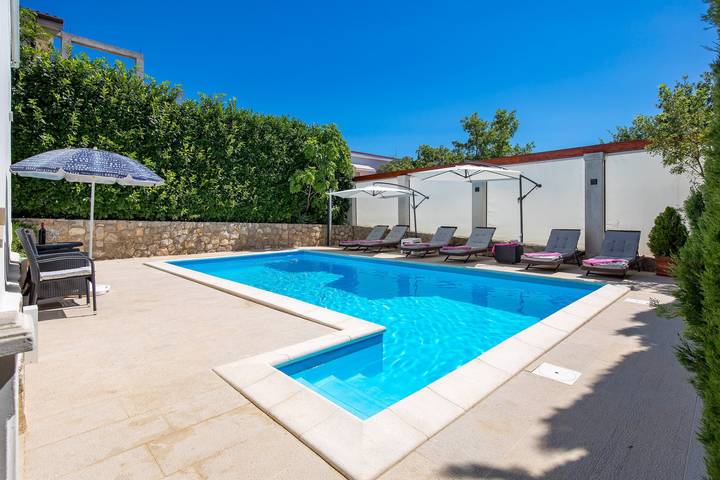 Ferienhaus für 5 Personen, mit Balkon und Terrasse sowie Kinderpool und Pool in Pinezici