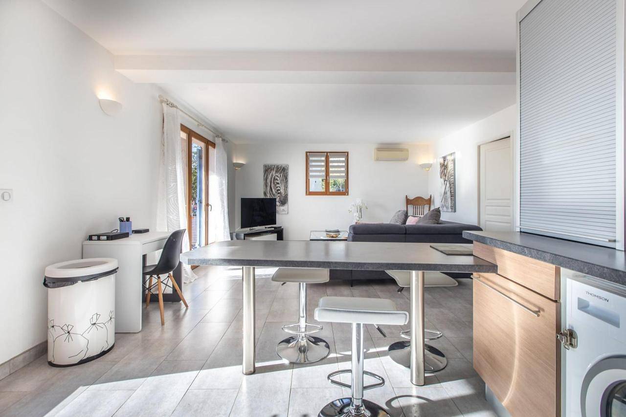 Appartement entier, Lb Vacation Rentals I Quiet Large 3-Bedroom Apartment with Terrace, Garden & Incredible Mountain View in Mouans-Sartoux, Côte méditerranéenne (France)