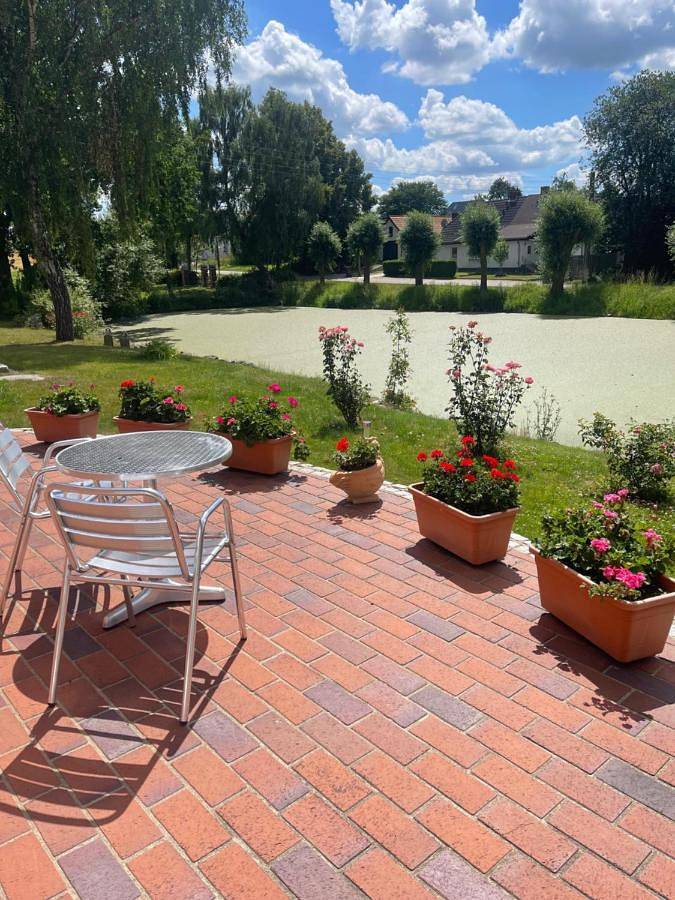 Ferienwohnung für 3 Personen, mit Terrasse und Garten sowie Pool und Seeblick